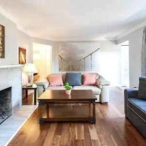 Lovely 10 Minutes To Downtown !!! Ferienhaus Victoria